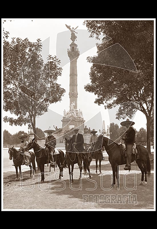 Ángel de la Independencia con charros en primer término