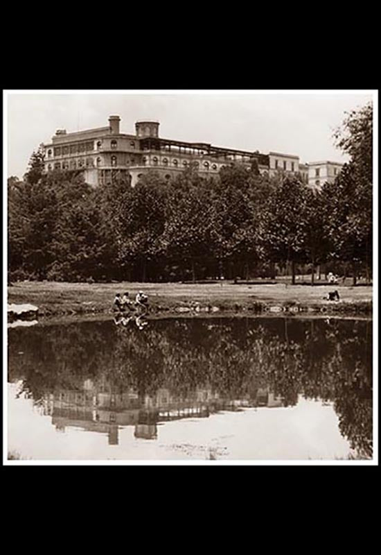 Castillo de Chapultepec y su reflejo en el lago