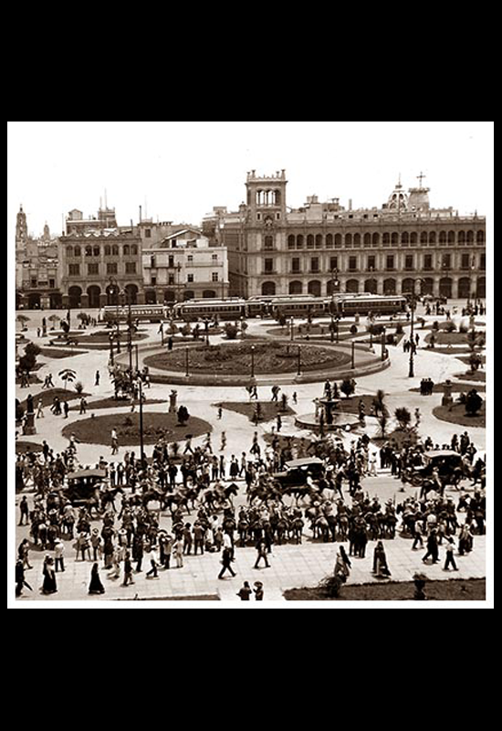 Vista del Palacio Municipal y Zócalo con jardines