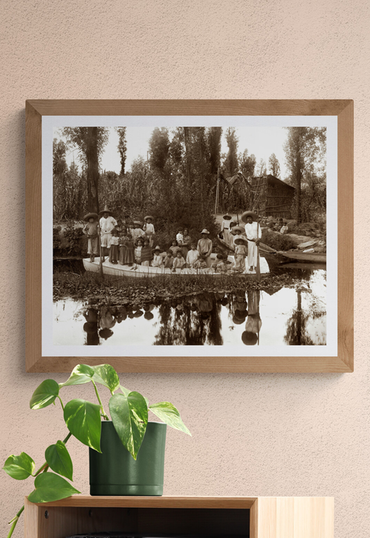 Familia sobre canoa en Xochimilco
