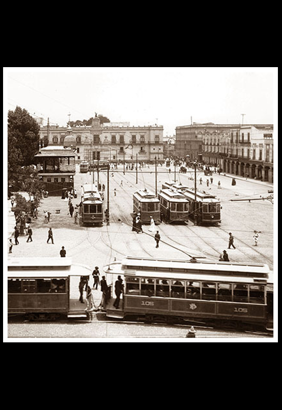 Vista del Palacio Nacional con tranvías y árboles