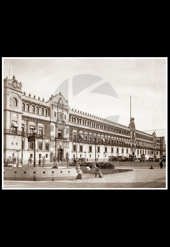 El Palacio Nacional y vista parcial del Zócalo