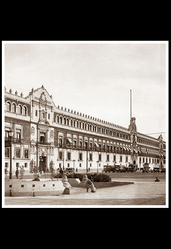 El Palacio Nacional y vista parcial del Zócalo