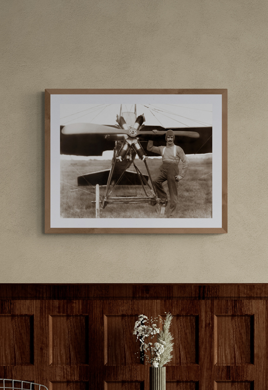 El aviador Miguel Lebrija posando frente a su aeroplano