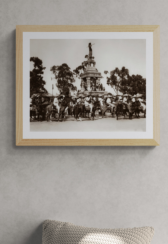 Zapatistas cabalgando frente al Monumento a Cuauhtémoc