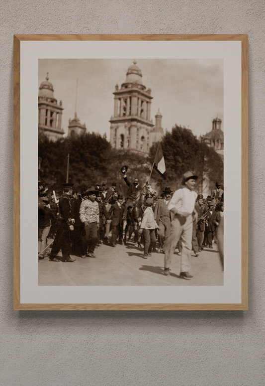 Presidente Francisco I. Madero escoltado por soldados durante la "Marcha de la Lealtad"