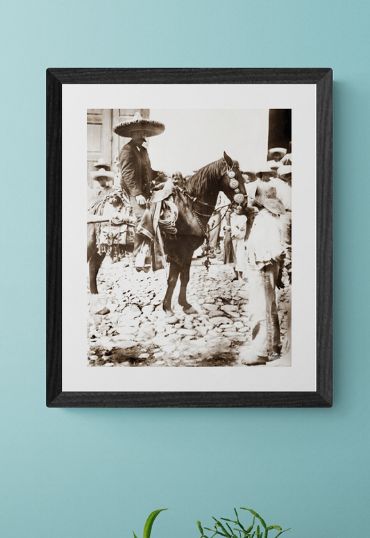 Gral. Emiliano Zapata a caballo y un niño