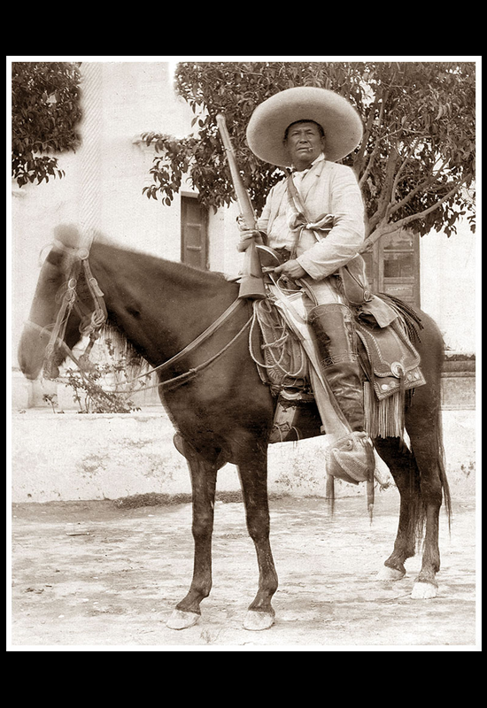 Gral. Antonio Macías a caballo