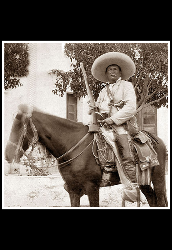 Gral. Antonio Macías a caballo