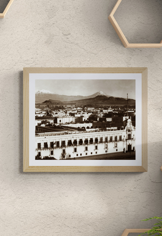 El Palacio Nacional y al fondo, los volcanes