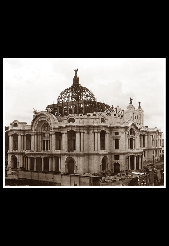El Palacio de Bellas Artes con los pegasos colocados en el techo