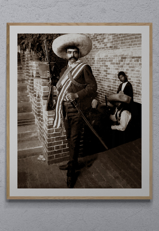 Gral. Emiliano Zapata con rifle y sable