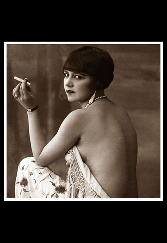 Anita Daniers con velo y cigarro