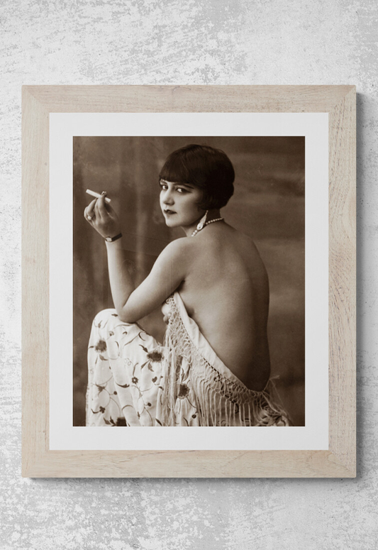 Anita Daniers con velo y cigarro
