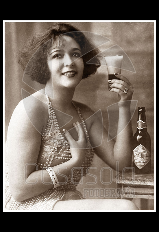 Celia Montalván posando para un anuncio de cerveza