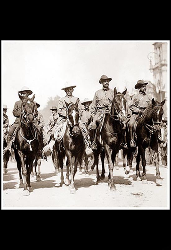 Gral. Felipe Ángeles a caballo en la Ciudad de México