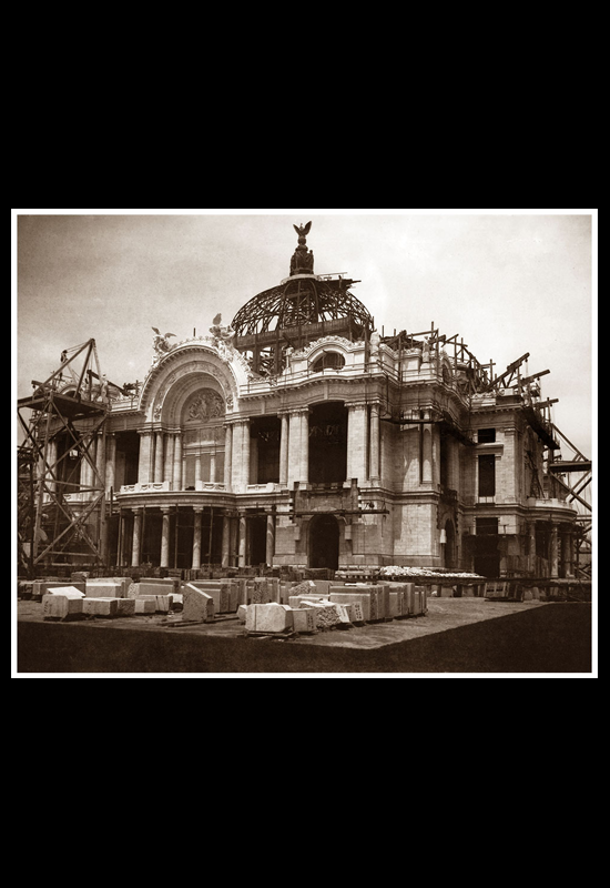 El Palacio de Bellas Artes sin cúpula, a nivel de calle