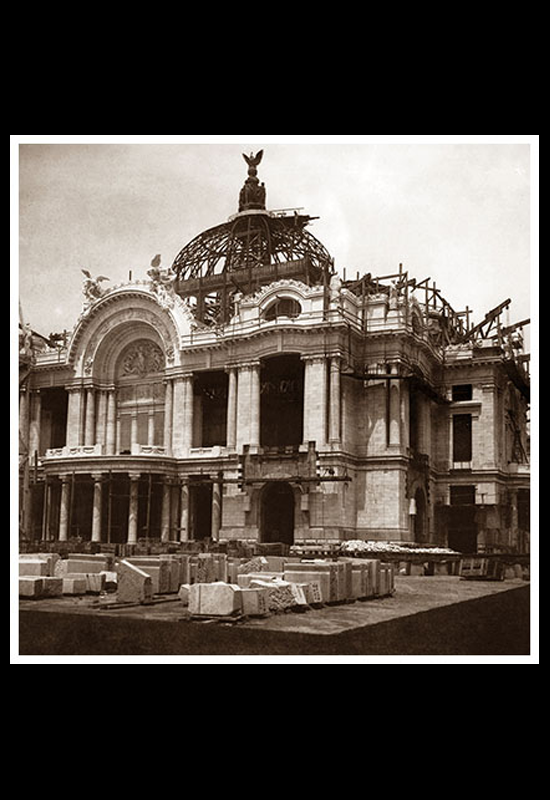 El Palacio de Bellas Artes sin cúpula, a nivel de calle
