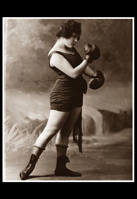Una vedette posando como boxeadora
