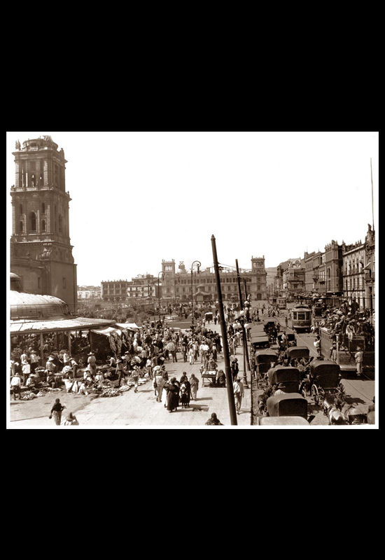 Vista general de la Catedral y El Palacio Municipal con kiosco en primer término