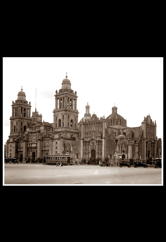 La Catedral a nivel de calle con autos y tranvías en primer término