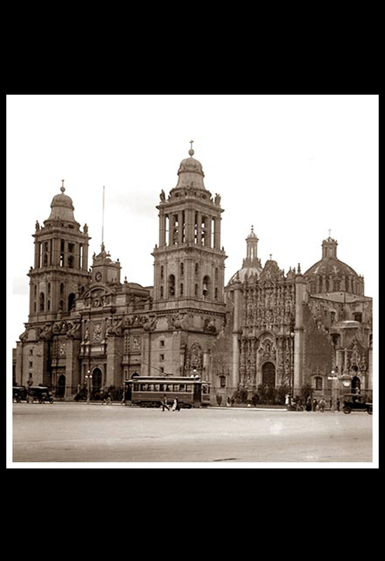 La Catedral a nivel de calle con autos y tranvías en primer término