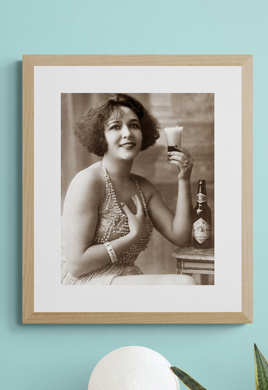Celia Montalván posando para un anuncio de cerveza