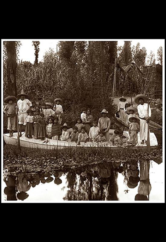 Familia sobre canoa en Xochimilco