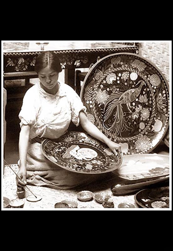Pintando cerámica de Michoacán
