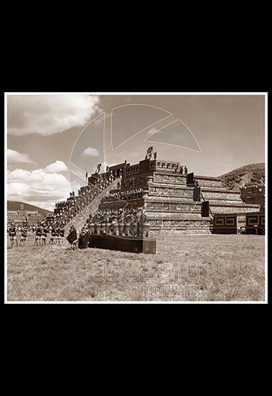 Ceremonia indígena celebrada en Teotihuacán