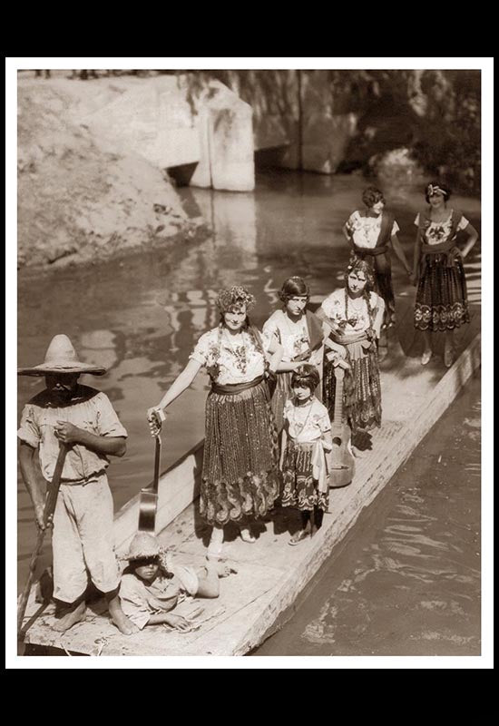 Chinas poblanas en un canal de Iztacalco