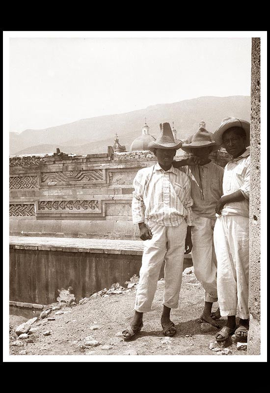 Indígenas afuera de un templo en Mitla, Oaxaca