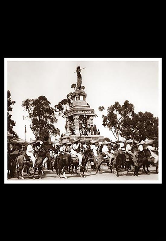 Zapatistas cabalgando frente al Monumento a Cuauhtémoc