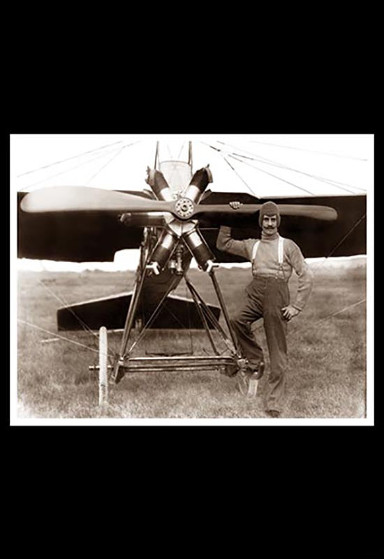 El aviador Miguel Lebrija posando frente a su aeroplano
