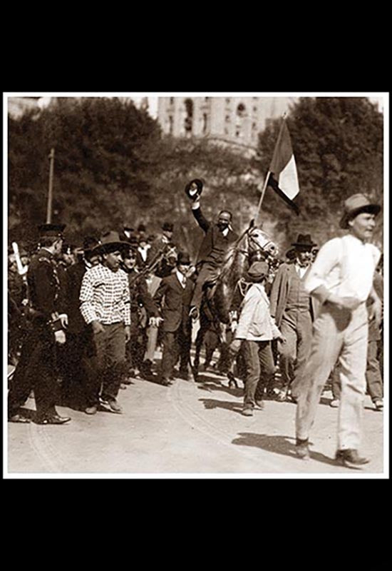 Presidente Francisco I. Madero escoltado por soldados durante la "Marcha de la Lealtad"