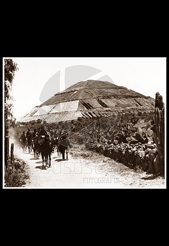 Tropas federales cabalgando en Teotihuacán