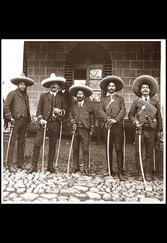 Soldados rurales en calle de Amecameca
