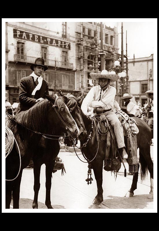 Un civil y dos revolucionarios en el Zócalo