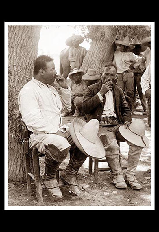 Gral. Francisco Villa fumando en su rancho de Canutillo, Dgo.