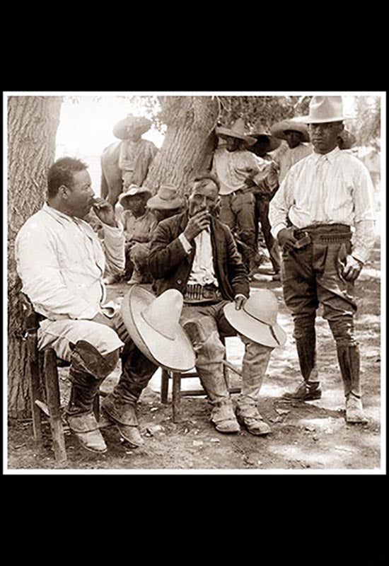 Gral. Francisco Villa fumando en su rancho de Canutillo, Dgo.