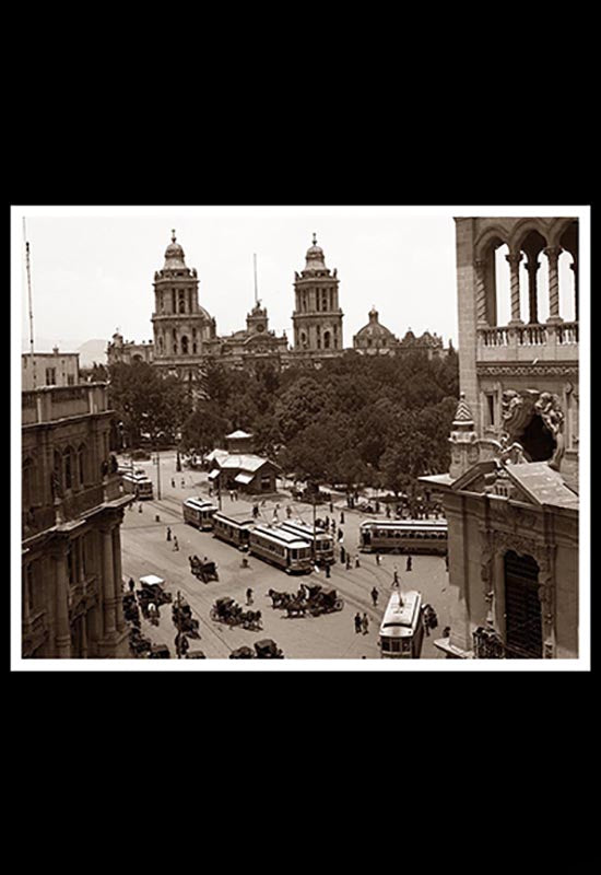 Vista del Zócalo arbolado y la estación de tranvías en primer término