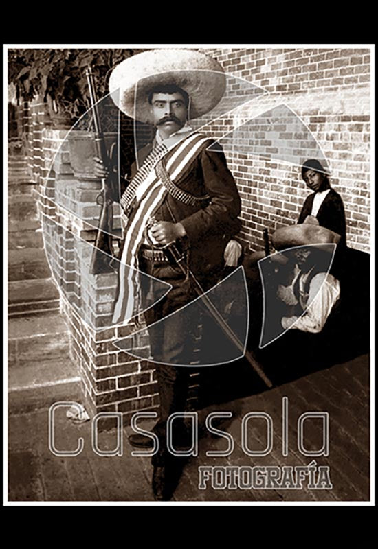 Gral. Emiliano Zapata con rifle y sable