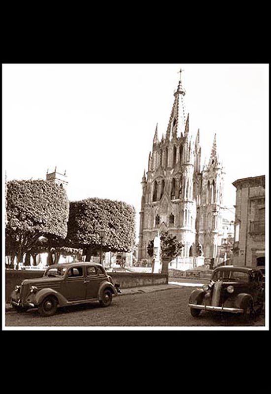 Vista de una calle y la Catedral en San Miguel Allende