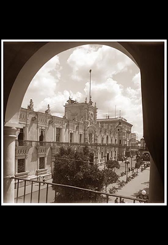 Palacio Municipal de Guadalajara visto desde unos arcos