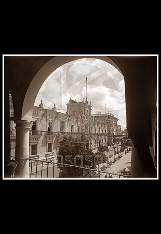 Palacio Municipal de Guadalajara visto desde unos arcos