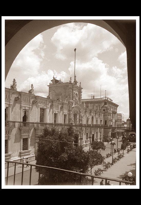 Palacio Municipal de Guadalajara visto desde unos arcos