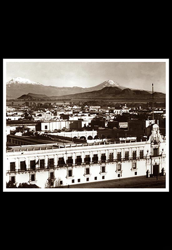 El Palacio Nacional y al fondo, los volcanes